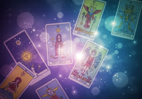 Kad tarot Arkana Utama bersinar dengan misteri dan panduan.